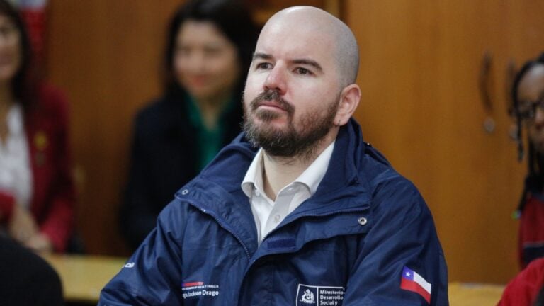 "Ustedes no tienen capacidad de entender la pobreza": Ministro Jackson es increpado por hombre en situación de calle