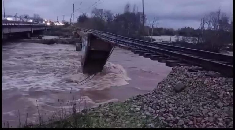 Tránsito cortado al norte en Puente Lircay por socavón y daño ferroviario