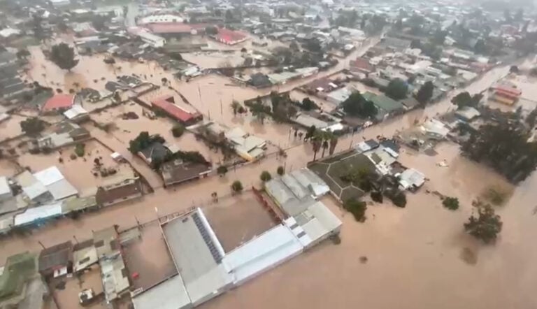 Sobrevuelo muestra el desastre que dejó el desborde del río Mataquito en Licantén