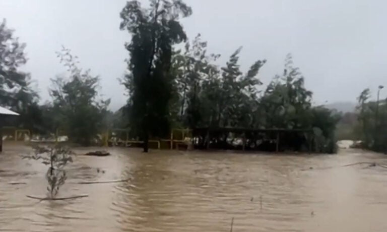 Mujer embarazada queda atrapada por desborde de río en Linares