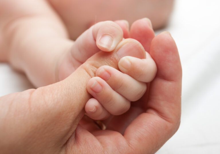 Municipio de Curicó ayudará a familia de gemelos hospitalizados en Concepción y Curicó