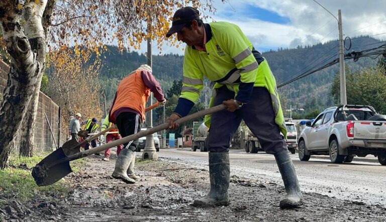 Sigue proceso de limpieza tras inundación en Licantén