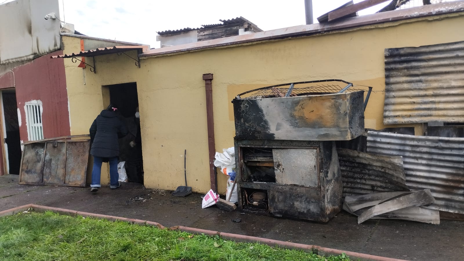 Adulta mayor y su hijo salvan ilesos tras incendio que destruyó vivienda en Curicó
