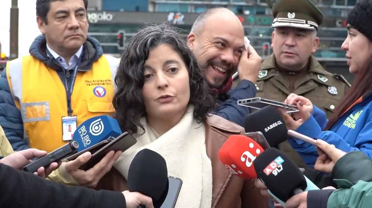 Subsecretario Vergara le cayó excremento de gaviota durante punto de prensa