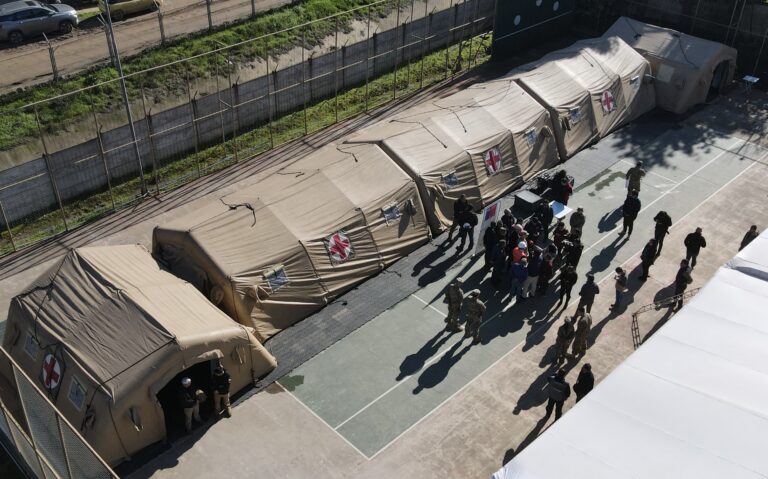 Ejército de Chile entregó hospital de campaña para Licantén
