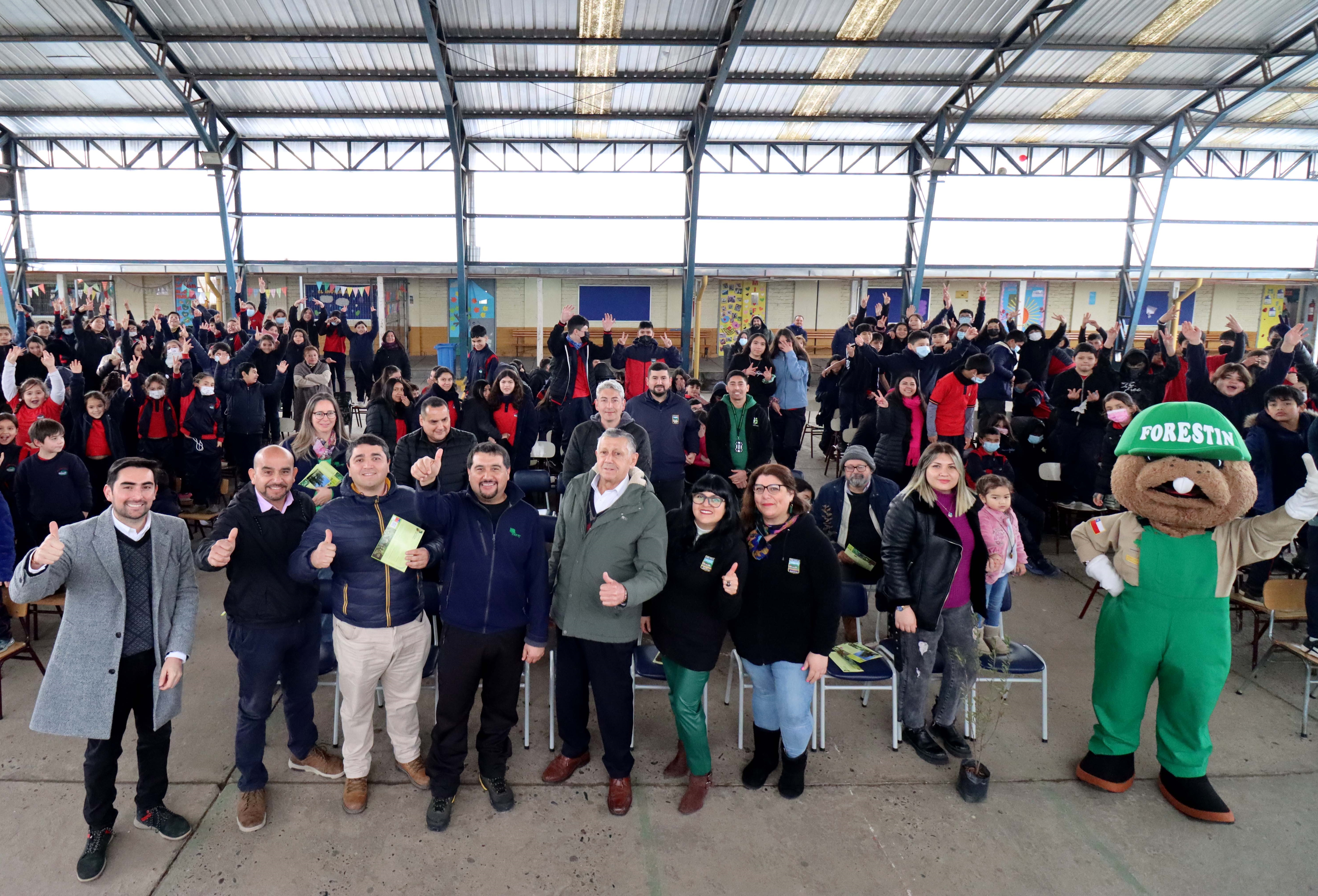 Forestín visitó Escuela Rauco y entregó 352 árboles para la comunidad