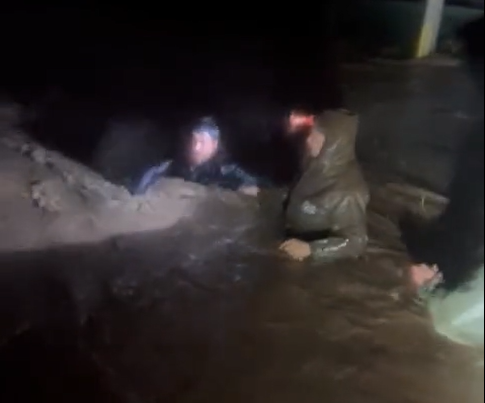 Carabineros de Curicó rescataron a hombre que era arrastrado por río Guaiquillo en sector de Zapallar