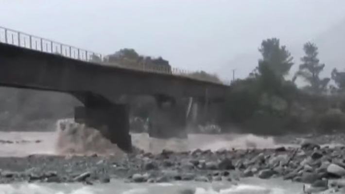 Puente en San Clemente corre riesgo de derrumbe tras aumento del flujo del río Maule