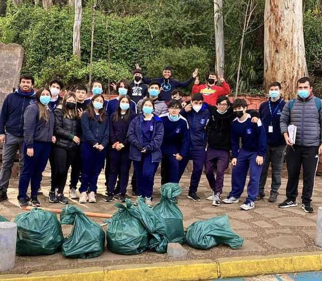 Alumnos del Liceo Politécnico Curicó realizaron limpieza en el Parque Cerro Carlos Condell