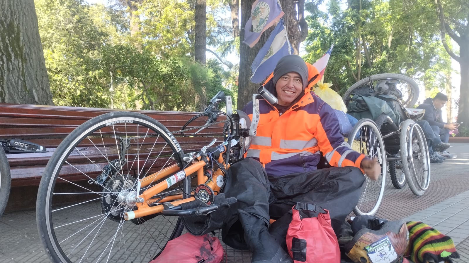 Adrián González, el paradeportista mexicano que recorre América en su bicicleta llegó a Curicó