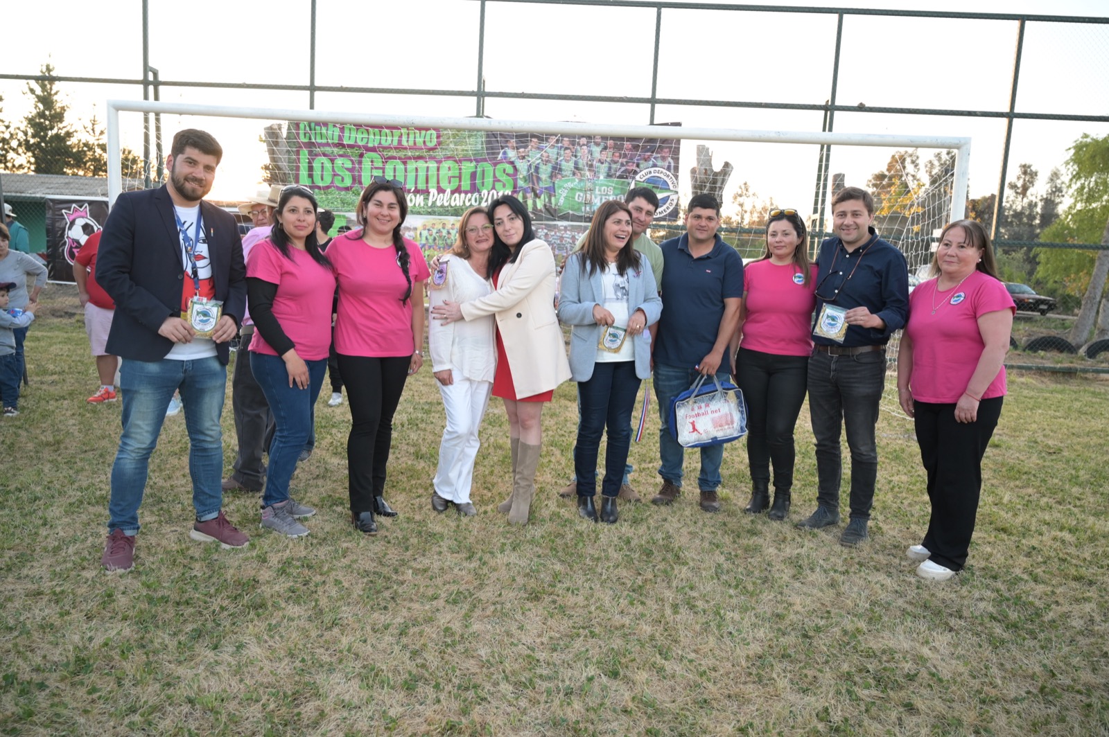 Gobierno Regional y Municipio de Pelarco entregaron renovada cancha deportiva en sector Los Gomeros