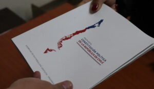 Ministerio de Desarrollo Social entregó 300 textos de la propuesta de nueva Constitución en Curicó