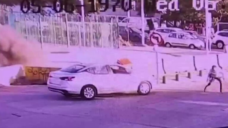Captan momento en el que lanzan granada contra dos carabineros durante fiscalización en Santiago
