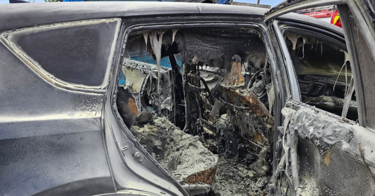Delincuentes queman camioneta con persona en su interior en Santiago Centro