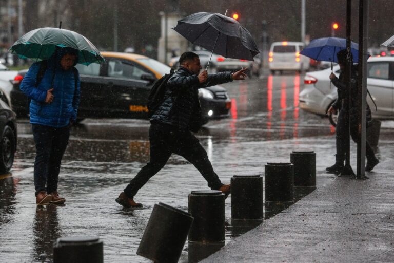 Lluvia y nieve confirmadas para 6 regiones del país: ¿Dónde y cuándo lloverá?