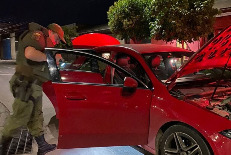 Carabineros de Curicó detuvieron a sujeto con tres órdenes de arresto y a menor que portaba arma con municiones