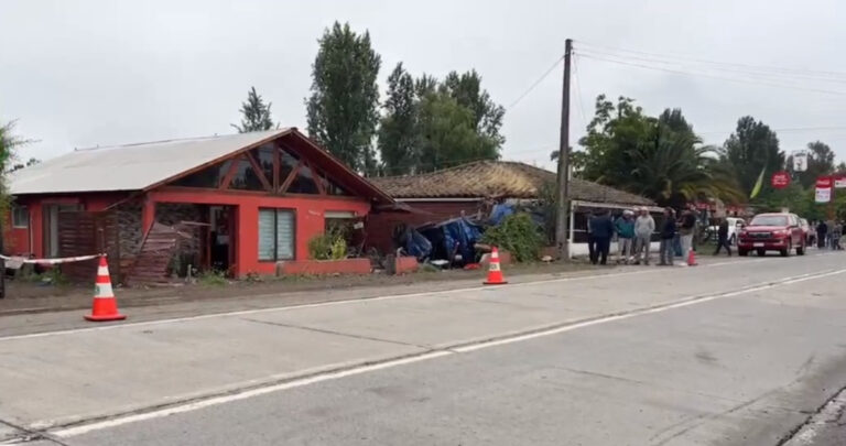 Hombre muere al chocar su camioneta contra una casa en San Javier