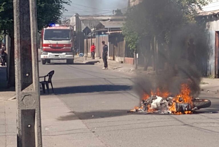 Incendian motocicleta robada en Población Prosperidad de Curicó