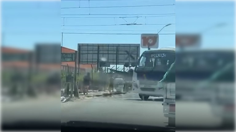 Denuncian a conductor de locomoción pública que cruzó línea férrea con las barreras abajo