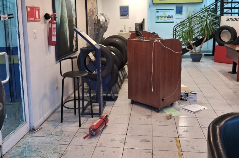 Sujetos fueron detenidos tras intentar robo y causar daños en serviteca de Curicó