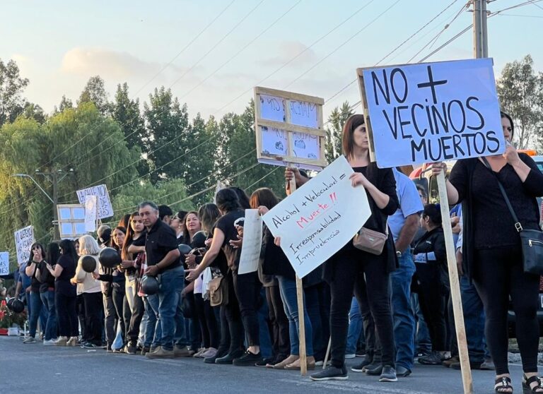 Vecinos y familiares de víctima de atropello en Zapallar se manifestaron exigiendo mejoras en seguridad vial