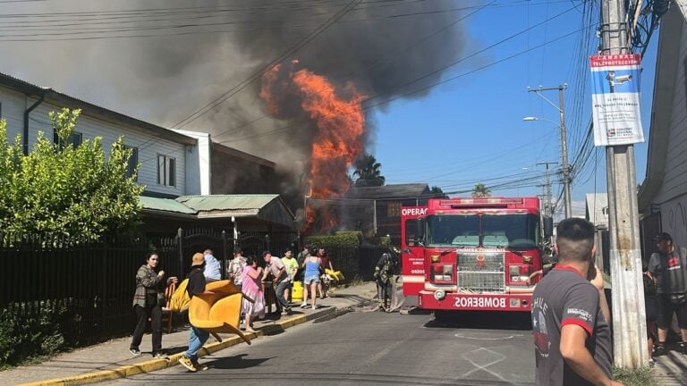 Incendio afectó a tres casas en la Villa El Boldo II de Curicó