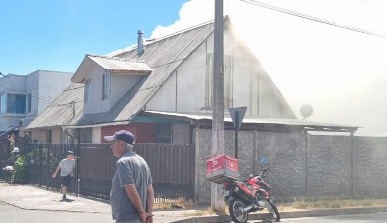 Incendio provocó daños en dos viviendas de la Población Bombero Garrido