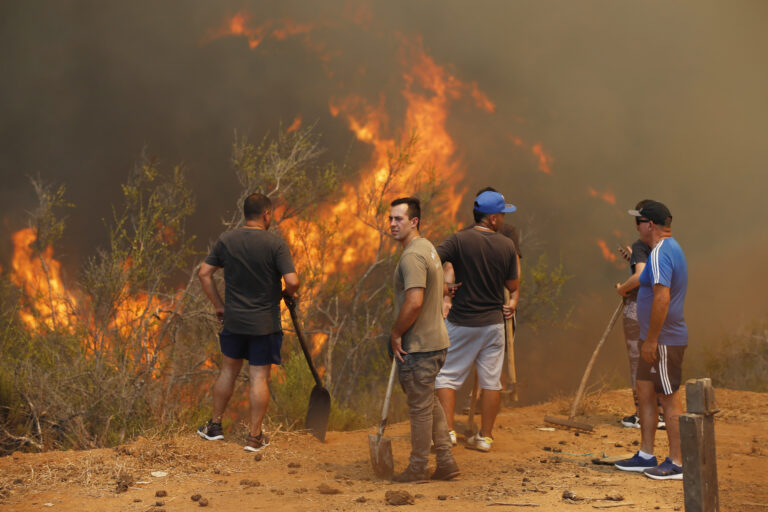 A dos años del incendio en Viña del Mar, damnificados reclaman lentitud y exclusiones en la reconstrucción