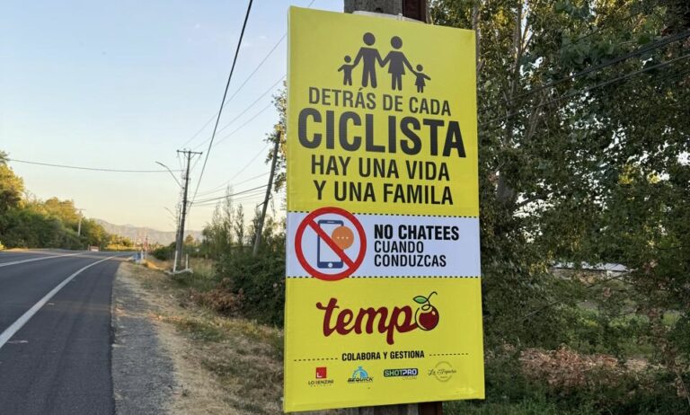 Familiares de ciclista atropellado y empresas instalan letreros para prevenir accidentes en Curicó