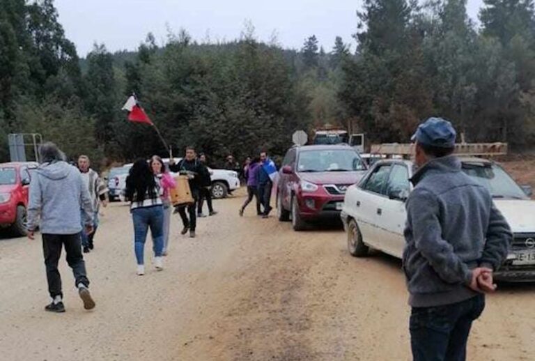 Vecinos se toman Ruta J-80 por malas condiciones del camino y apuntan contra seremi de Obras Públicas