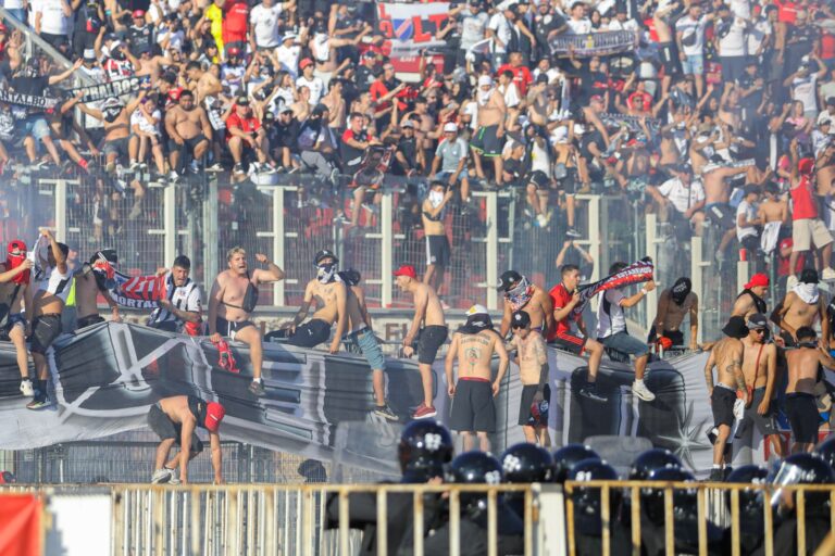 Hinchas de Colo Colo destruyen tablas de memorial de DD.DD de Estadio Nacional