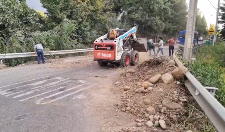 Vecinos taparon hoyos por cuenta propia en el camino Las Piedras de Los Niches y acusan incumplimiento de seremi de Obras Públicas