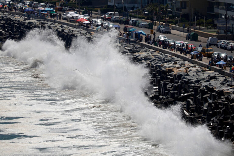 Anuncias marejadas para la costa de Arica al Golfo de Penas hasta el 25 de marzo