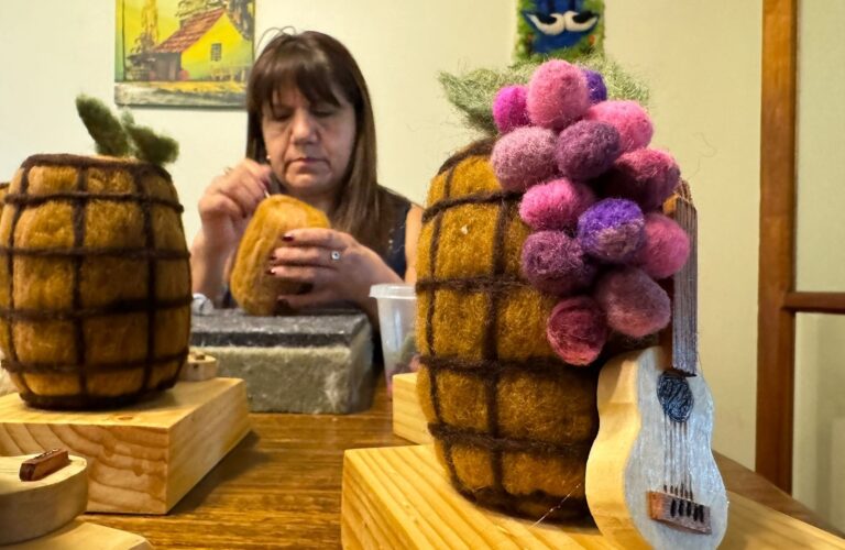 Artista local fabricó galardones que se entregarán en la Fiesta de la Vendimia de Chile 2024