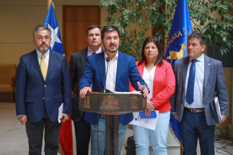 Diputado Hugo Rey presentó proyecto que tipifica como delito la contratación de migrantes ilegales