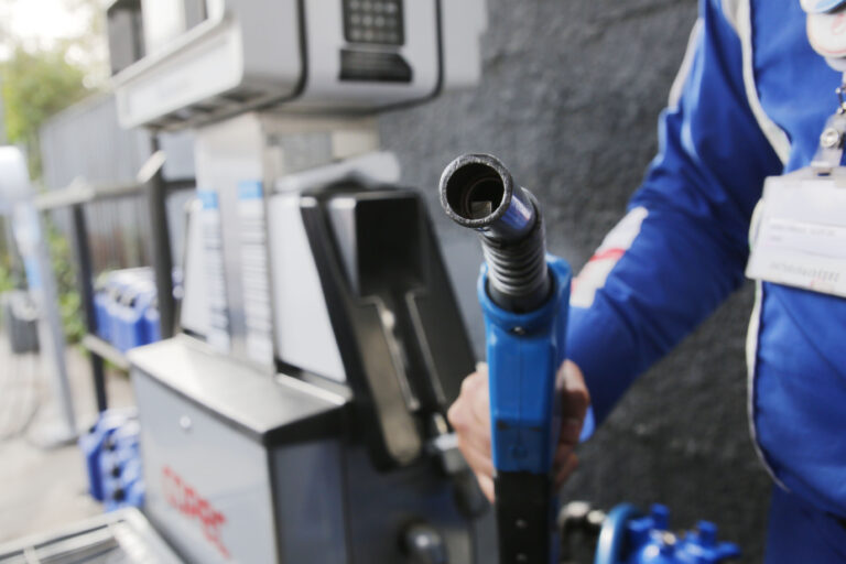 Enap informa alza en los precios de las bencinas desde este jueves
