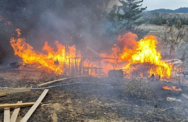 Incendio destruyó vivienda habitada por persona mayor en Licantén