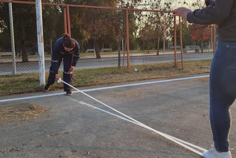 Diputada Mercedes Bulnes lidera jornada de voluntariado para restaurar cancha de La Costanera de Talca