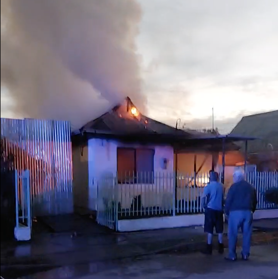 Incendio destruyó vivienda y dejó tres damnificados en Villa Millaray de Rauquén