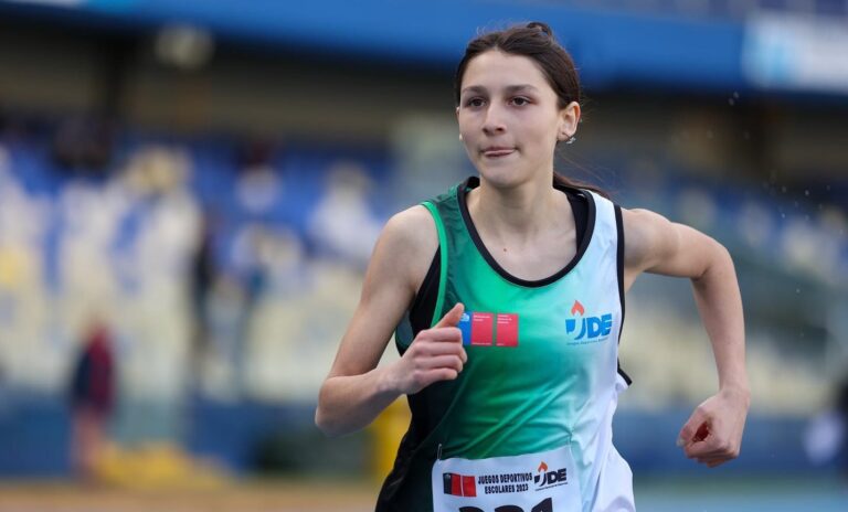 Florencia Rojas e Isidora Moya destacaron en el Interescolar de Atletismo realizado en el Estadio Nacional