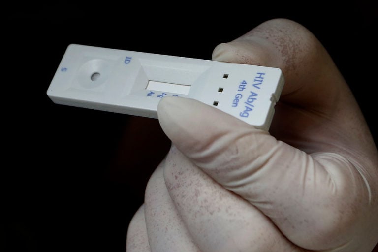 Farmacia Popular de Curicó entrega autotest de VIH gratuito