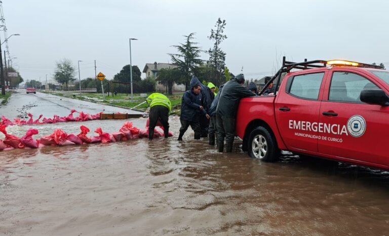 Equipos de Emergencia Municipal de Curicó se despliegan en puntos críticos durante las lluvias