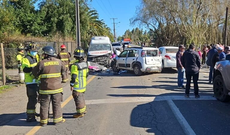Colisión frontal entre automóvil y ambulancia deja tres heridos en camino a Sagrada Familia