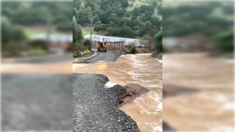 80 familias están aisladas por socavón e inundaciones en el sector El Guindo Alto de Teno