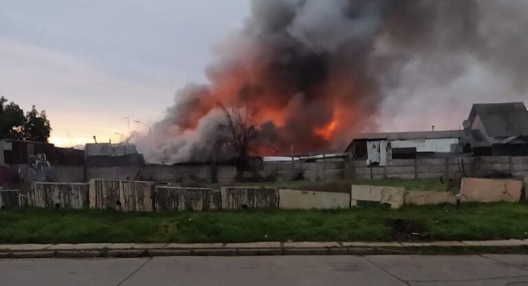 Incendio destruyó dos viviendas en Población Prosperidad de Curicó