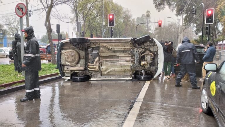 Hombre tuvo crisis epiléptica mientras conducía y terminó volcado en la Alameda
