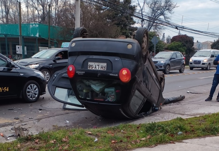 Conductor que volcó en Avenida Rauquén de Curicó se habría quedado dormido y se presume consumo de alcohol