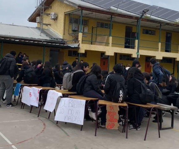 Estudiantes del Liceo Politécnico de Curicó realizan manifestaciones por problemas de infraestructura