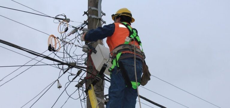 Sernac inició negociaciones para que empresas eléctricas compensen a 1.7 millones de clientes por cortes