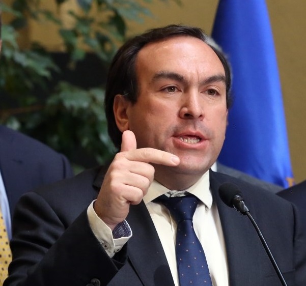 Diputado Donoso valoró avance de iniciativa para restringir uso de celulares en salas de clases